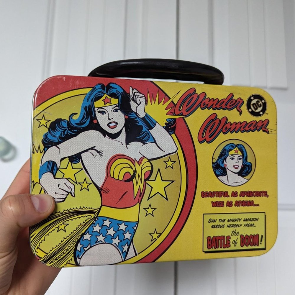Wonder Woman Metal Lunch Box and Print Set